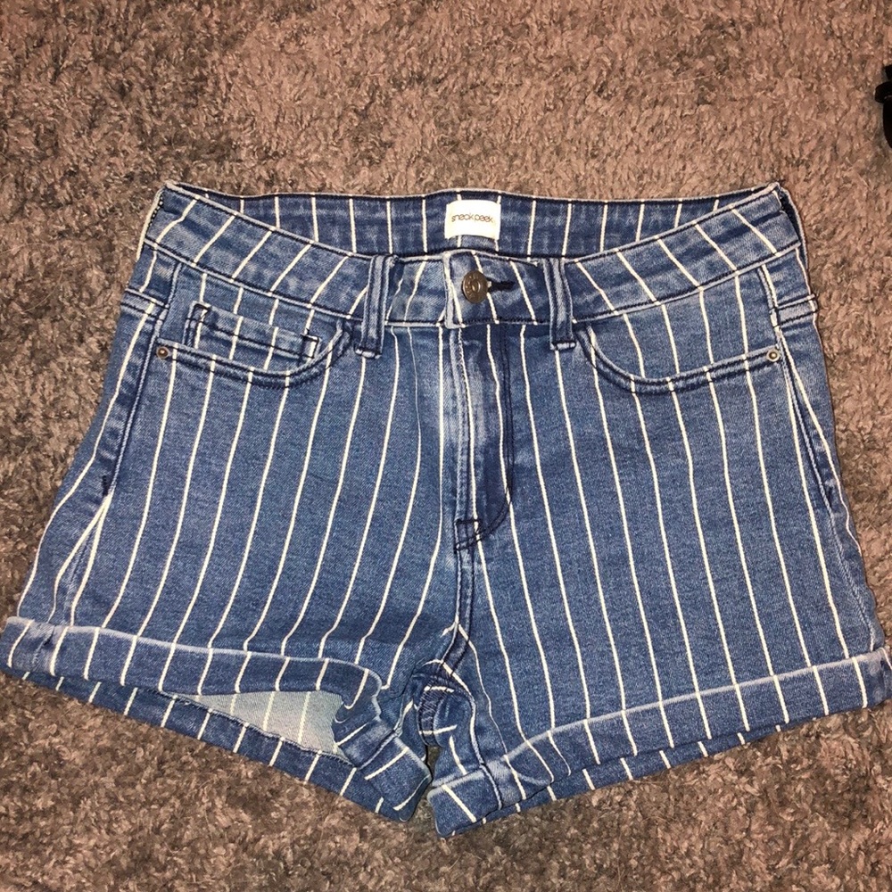 “Sneak peek” high wasted shorts